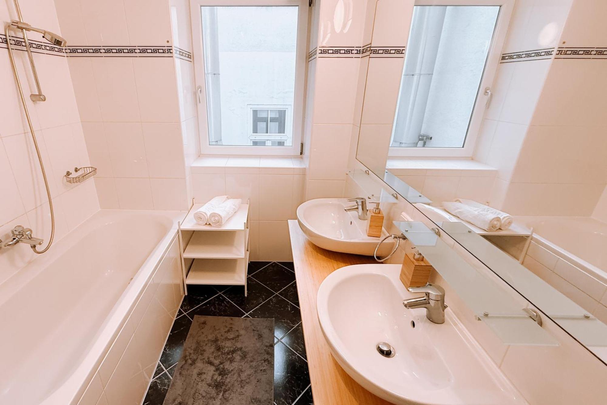 90Qm, 3 Bedrooms, Near Schoenbrunn, Balcony - Axara Housing Wina Bagian luar foto